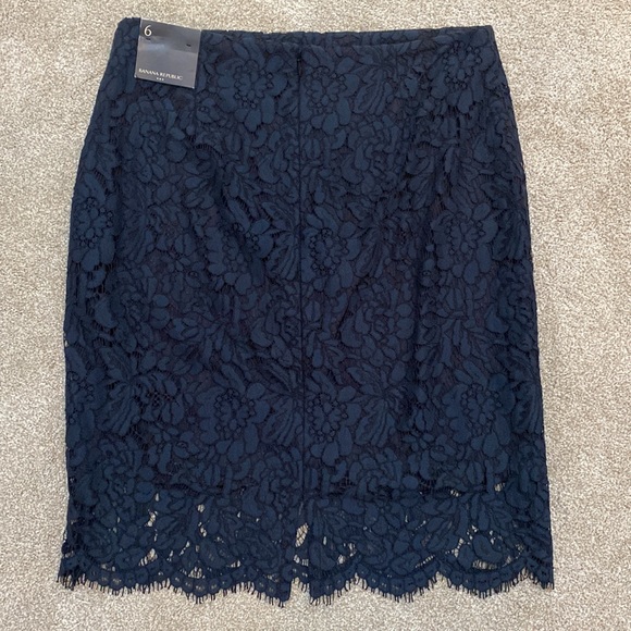 Lace Pencil Skirt from Banana Republic - Picture 2 of 4